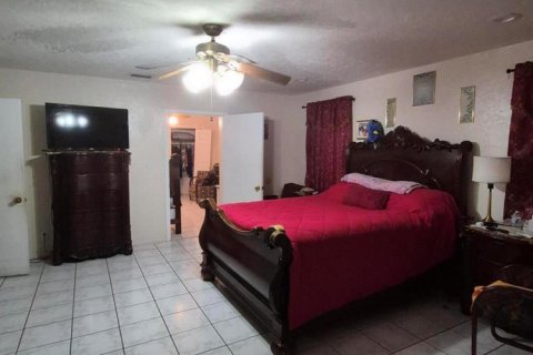 House in Hollywood, Florida 3 bedrooms, 166.48 sq.m. № 2240843 - photo 7