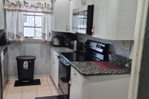 House in Hollywood, Florida 3 bedrooms, 166.48 sq.m. № 2240843 - photo 2