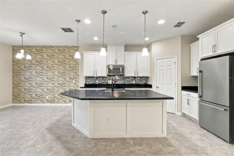 House in Orlando, Florida 4 bedrooms, 181.81 sq.m. № 2413900 - photo 4