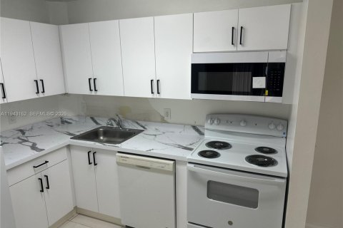 Copropriété à louer à Plantation, Floride: 2 chambres, 86.03 m2 № 1999506 - photo 4