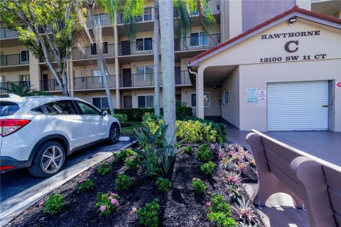Condo in Pembroke Pines, Florida, 1 bedroom  № 1944114 - photo 3