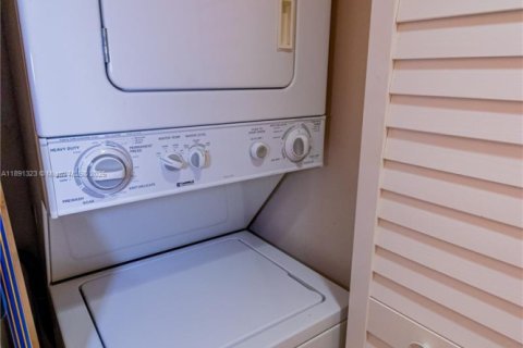 Condo in Pembroke Pines, Florida, 1 bedroom  № 1944114 - photo 17