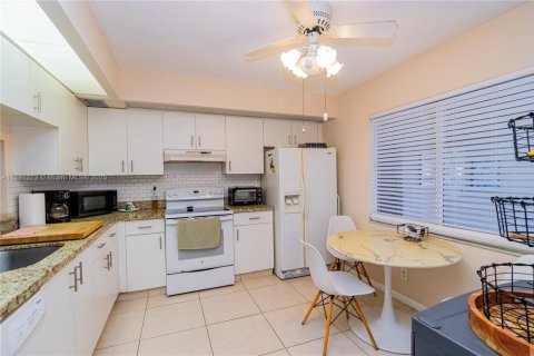 Condo in Pembroke Pines, Florida, 1 bedroom  № 1944114 - photo 7