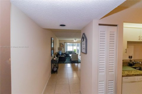 Condo in Pembroke Pines, Florida, 1 bedroom  № 1944114 - photo 6