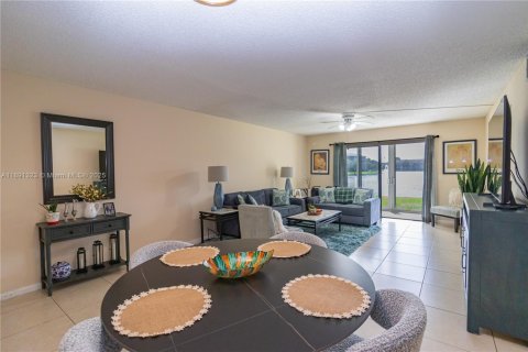 Condo in Pembroke Pines, Florida, 1 bedroom  № 1944114 - photo 14