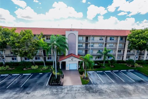 Condo in Pembroke Pines, Florida, 1 bedroom  № 1944114 - photo 1