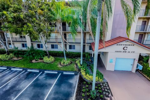 Condo in Pembroke Pines, Florida, 1 bedroom  № 1944114 - photo 2