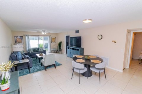 Condo in Pembroke Pines, Florida, 1 bedroom  № 1944114 - photo 13