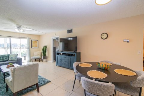 Condo in Pembroke Pines, Florida, 1 bedroom  № 1944114 - photo 12