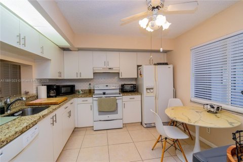 Condo in Pembroke Pines, Florida, 1 bedroom  № 1944114 - photo 8