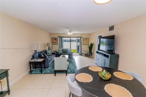 Condo in Pembroke Pines, Florida, 1 bedroom  № 1944114 - photo 15