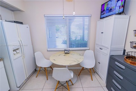 Condo in Pembroke Pines, Florida, 1 bedroom  № 1944114 - photo 11