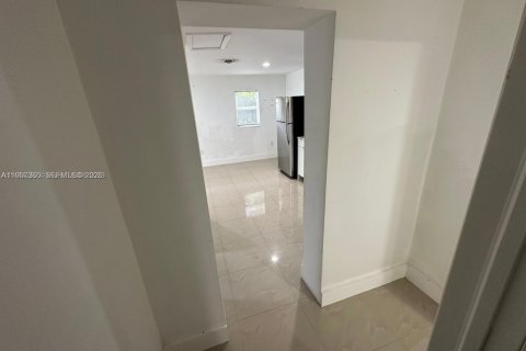 Casa en alquiler en Miami, Florida, 2 dormitorios, 147.62 m2 № 2011279 - foto 11