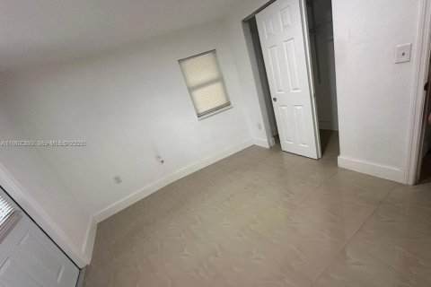 Casa en alquiler en Miami, Florida, 2 dormitorios, 147.62 m2 № 2011279 - foto 12