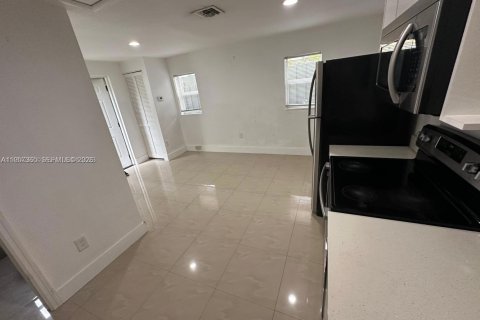 Casa en alquiler en Miami, Florida, 2 dormitorios, 147.62 m2 № 2011279 - foto 3