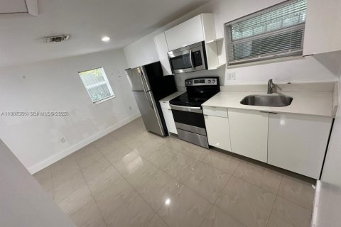 Casa en alquiler en Miami, Florida, 2 dormitorios, 147.62 m2 № 2011279 - foto 5