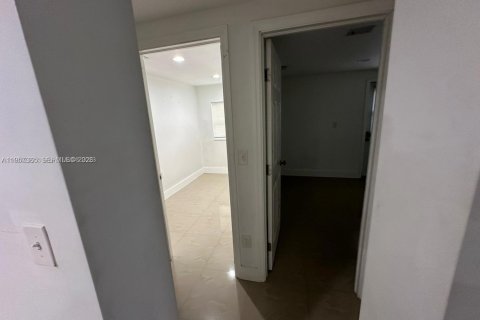 Casa en alquiler en Miami, Florida, 2 dormitorios, 147.62 m2 № 2011279 - foto 9
