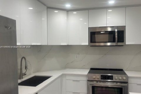 Condominio en alquiler en Sunny Isles Beach, Florida, 1 dormitorio, 70.79 m2 № 2012414 - foto 6