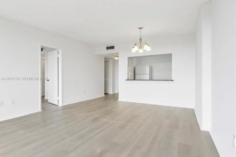 Кондоминиум с 1 спальней в Норт-Майами, Флорида № 2036487