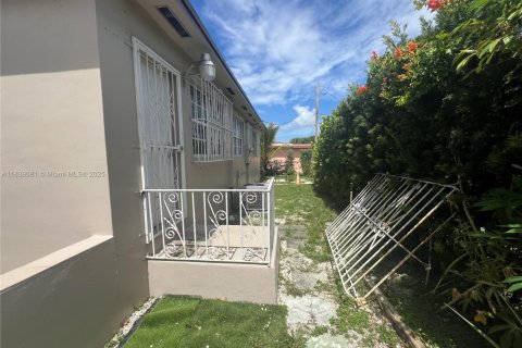 Villa ou maison à vendre à North Miami, Floride: 3 chambres, 94.2 m2 № 1825745 - photo 12