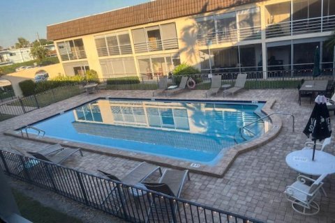 Condo in North Palm Beach, Florida, 1 bedroom № 2278139 - photo 16