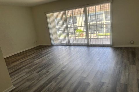 Condo in North Palm Beach, Florida, 1 bedroom № 2278139 - photo 5