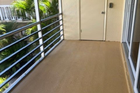 Condo in North Palm Beach, Florida, 1 bedroom № 2278139 - photo 14