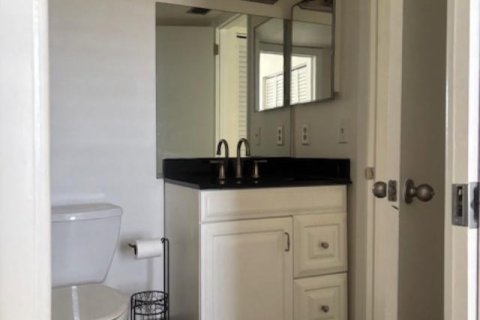 Condo in North Palm Beach, Florida, 1 bedroom № 2278139 - photo 9