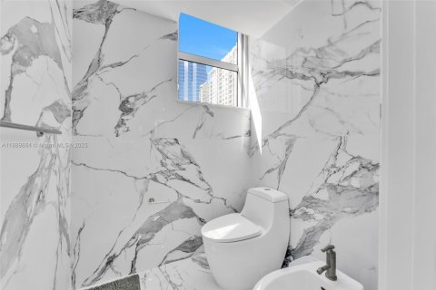 Condo in Miami, Florida, 2 bedrooms  № 1946935 - photo 17