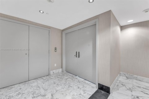 Condo in Miami, Florida, 2 bedrooms  № 1946935 - photo 2