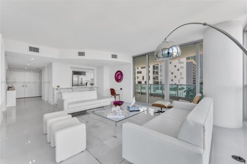 Condo in Miami, Florida, 2 bedrooms  № 1946935 - photo 5