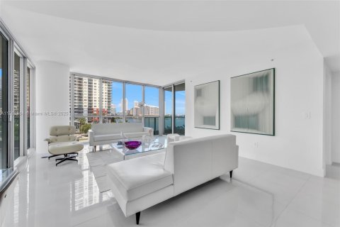 Condo in Miami, Florida, 2 bedrooms  № 1946935 - photo 6