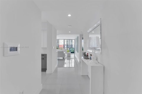 Condo in Miami, Florida, 2 bedrooms  № 1946935 - photo 3