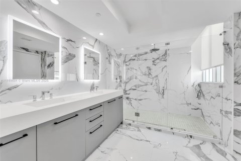 Condo in Miami, Florida, 2 bedrooms  № 1946935 - photo 16