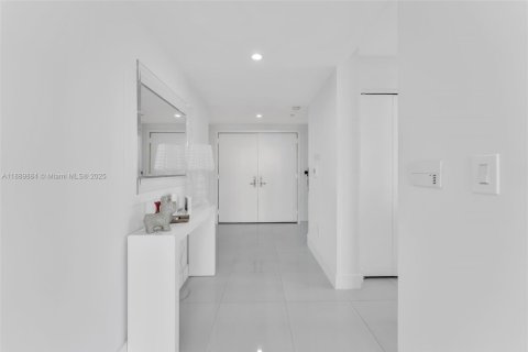 Condo in Miami, Florida, 2 bedrooms  № 1946935 - photo 23