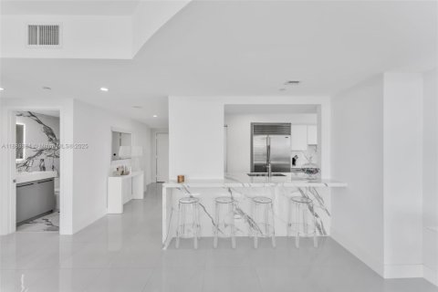 Condo in Miami, Florida, 2 bedrooms  № 1946935 - photo 11