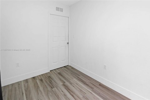 Снять в аренду коммерческую недвижимость в Майами, Флорида 1 спальня, № 1941717 - фото 10