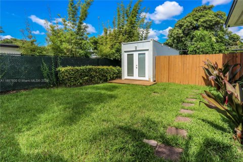 Снять в аренду коммерческую недвижимость в Майами, Флорида 1 спальня, № 1941717 - фото 1