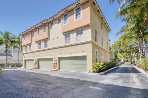 Townhouse in Hallandale Beach, Florida 3 bedrooms, 146.79 sq.m. № 1995410 - photo 2