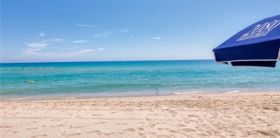 Townhouse in Hallandale Beach, Florida 3 bedrooms, 146.79 sq.m. № 1995410