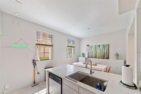 Townhouse in Hallandale Beach, Florida 3 bedrooms, 146.79 sq.m. № 1995410 - photo 14