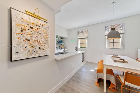 Townhouse in Hallandale Beach, Florida 3 bedrooms, 146.79 sq.m. № 1995410 - photo 8