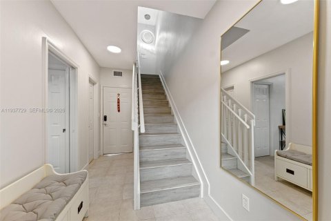 Townhouse in Hallandale Beach, Florida 3 bedrooms, 146.79 sq.m. № 1995410 - photo 3