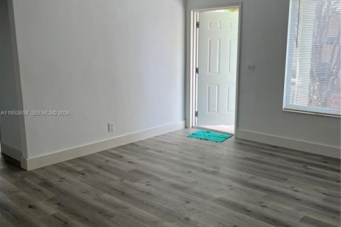 Commercial property in Miami, Florida 174.47 sq.m. № 2010375 - photo 9