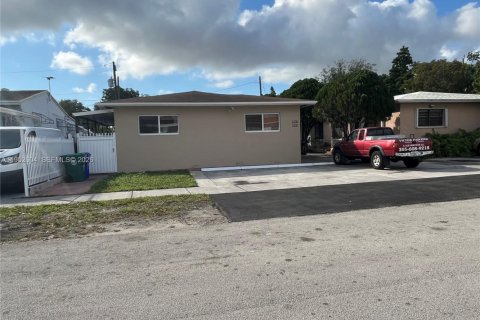 Commercial property in Miami, Florida 174.47 sq.m. № 2010375 - photo 2