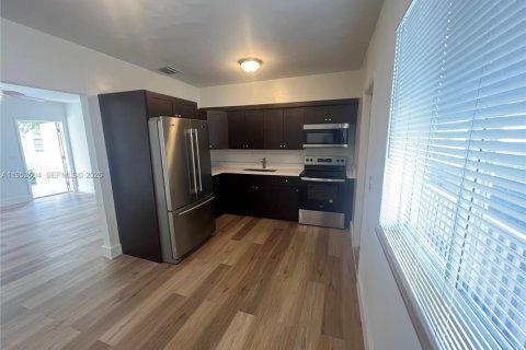 Commercial property in Miami, Florida 174.47 sq.m. № 2010375 - photo 4