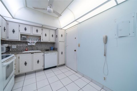 Condo in Hollywood, Florida, 1 bedroom  № 1863054 - photo 6