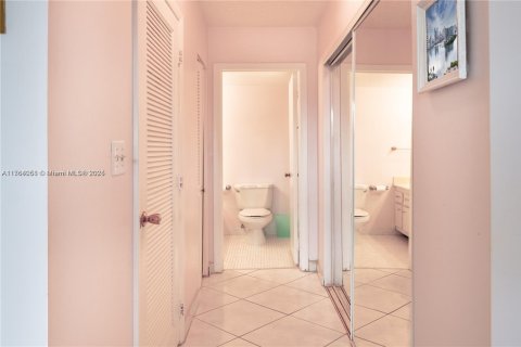 Condo in Hollywood, Florida, 1 bedroom  № 1863054 - photo 11