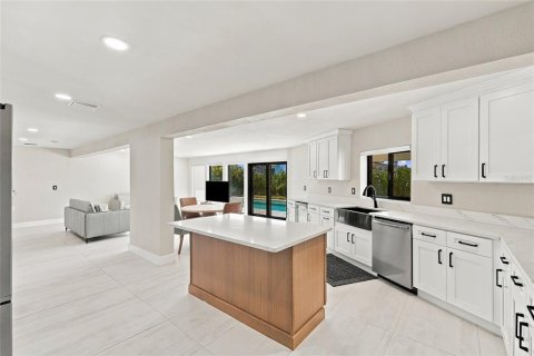 House in Madeira Beach, Florida 3 bedrooms, 187.66 sq.m. № 2424360 - photo 11