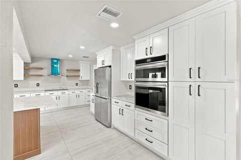 House in Madeira Beach, Florida 3 bedrooms, 187.66 sq.m. № 2424360 - photo 13